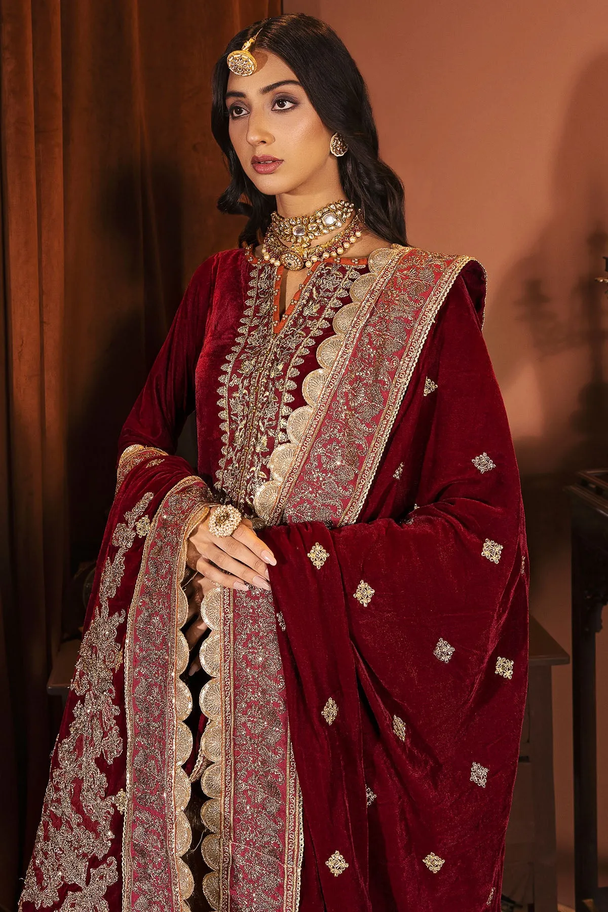 3165-ZIL-E-HUMA EMBROIDERED VELVET UNSTITCHED